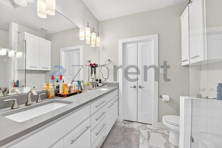 Building Photo - 4906 Live Oak St