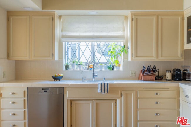 Building Photo - 149 N Van Ness Ave