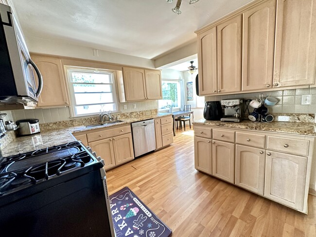 Building Photo - 4940 N Wildwood Ave