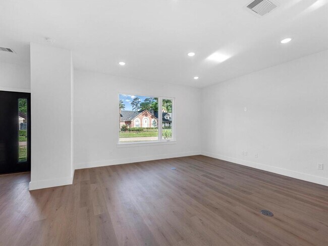 Building Photo - 10732 Twin Oak Dr