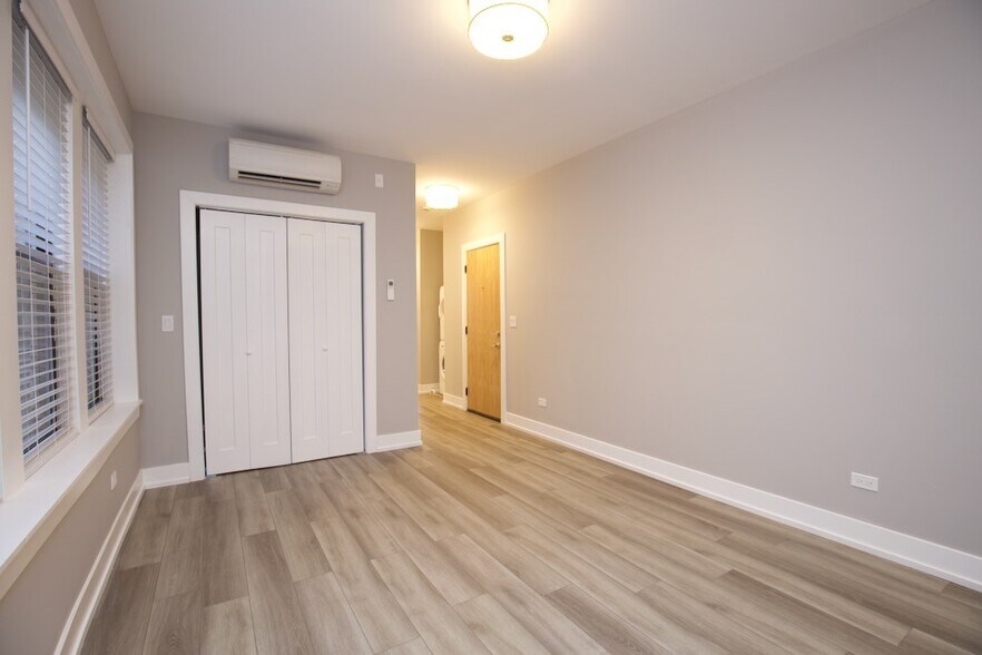 Building Photo - 3854 N Janssen Ave