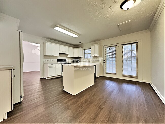 Building Photo - 815 Dowry Lane