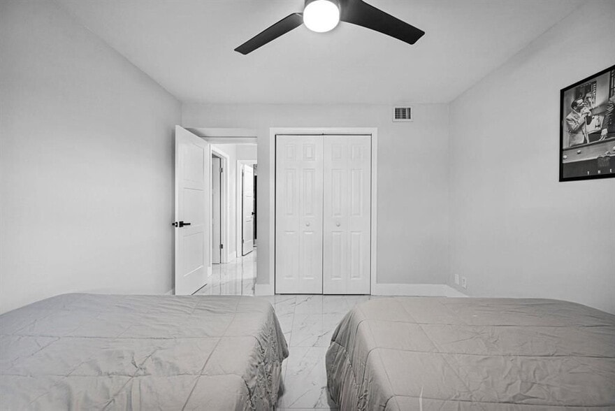 Building Photo - 6279 Bay Club Dr