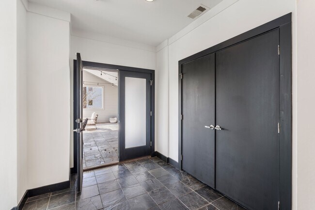 Building Photo - 162 Vieux Carre Dr