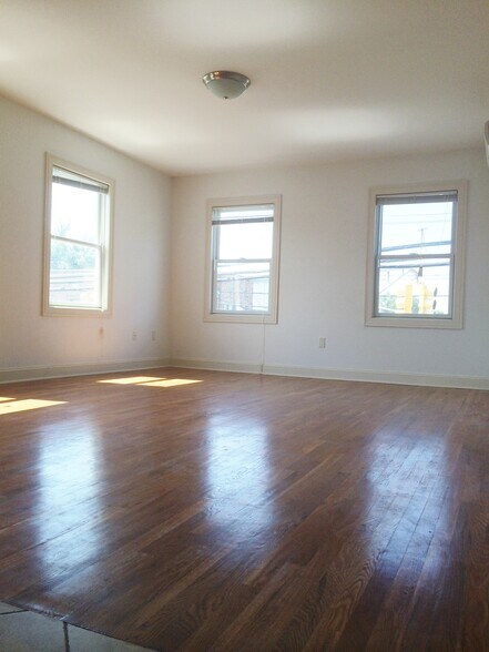 Building Photo - 2450 Lemoine Ave