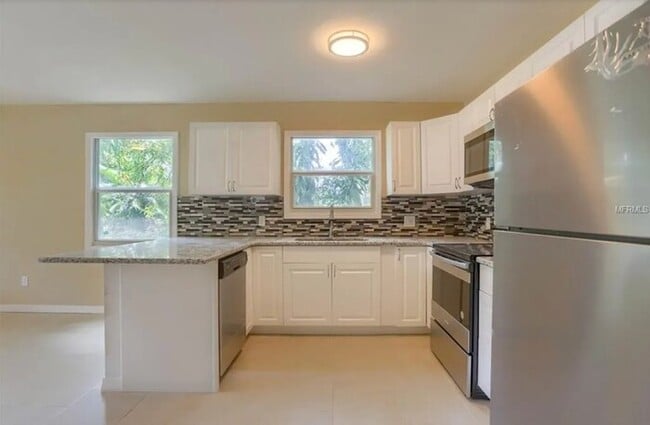 Building Photo - Home For Rent in St Petersburg!