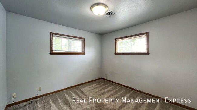 Building Photo - 1 Month Free Rent; 2 Bedroom Apartment loc...