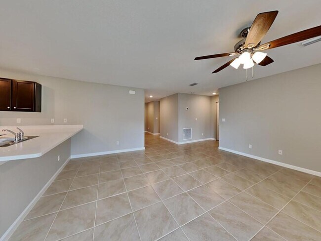 Building Photo - 242 SW Oakridge Dr