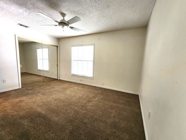Building Photo - 2-story townhome - Private Patio - Pool - ...