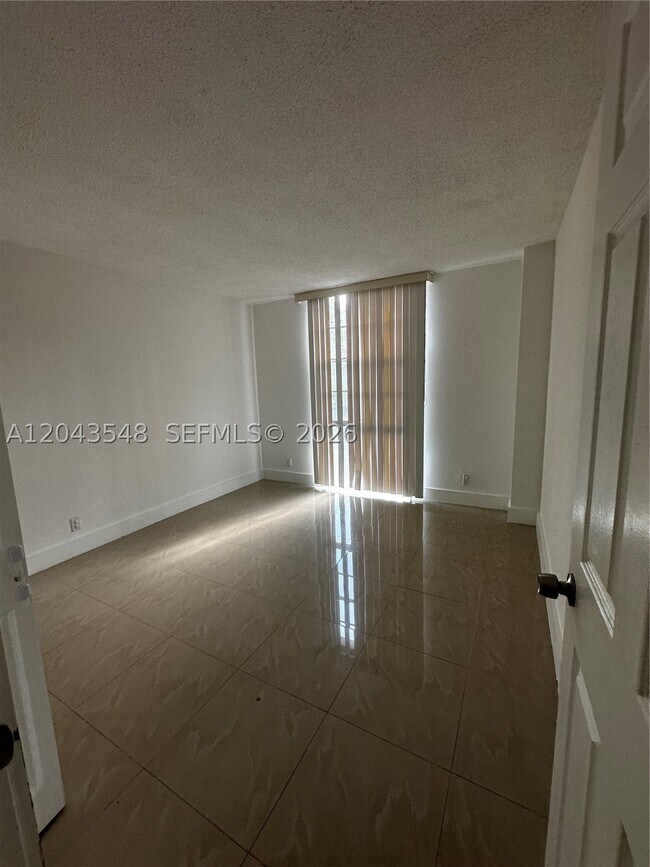 Building Photo - 3475 N Country Club Dr