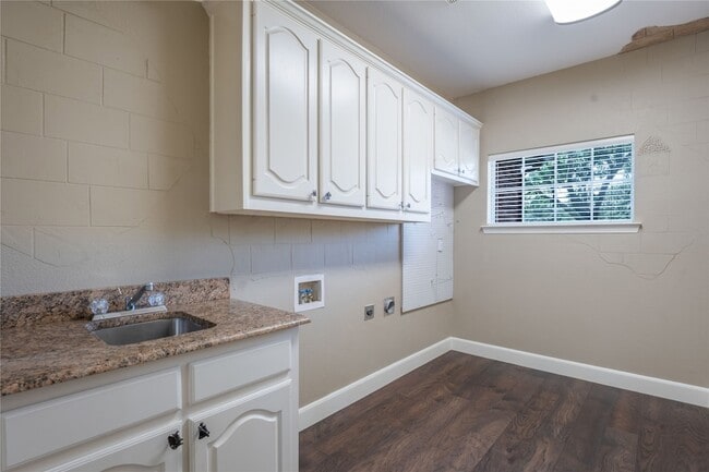Building Photo - 209 Timber Lake Dr