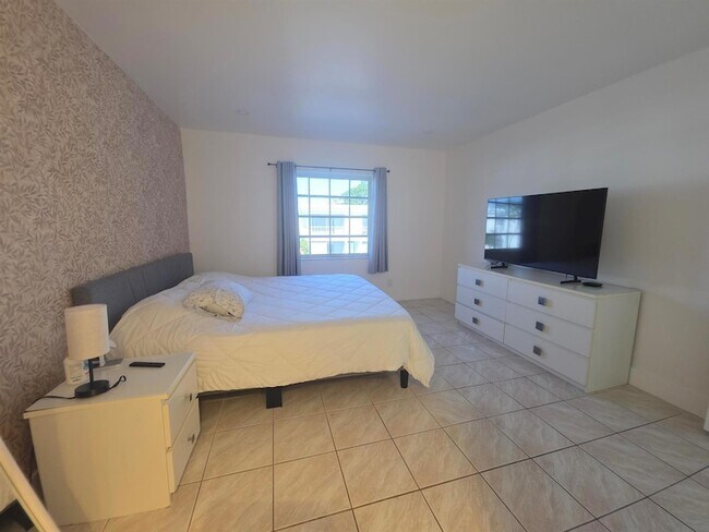 Building Photo - 6391 Bay Club Dr