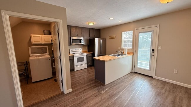 Building Photo - 262 Bradford Square