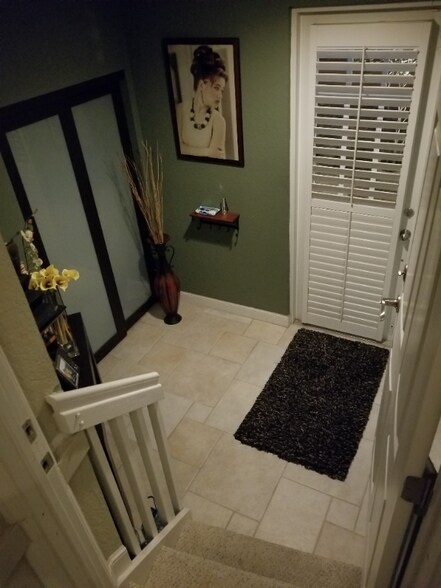 Building Photo - 1118 NE 18th Ct