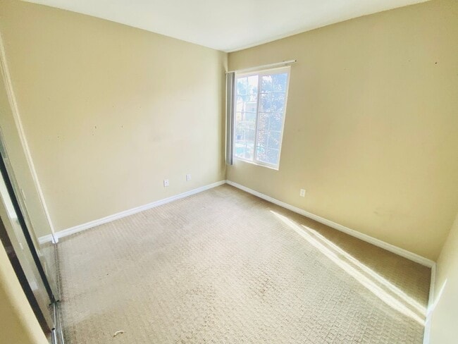 Building Photo - AVAILABLE JUNE 1st! CENTRALLY LOCATED 3BD/...