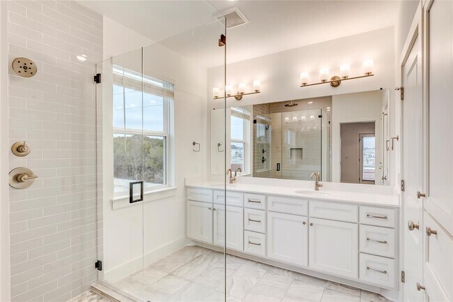 Building Photo - 2000 Kit Cir