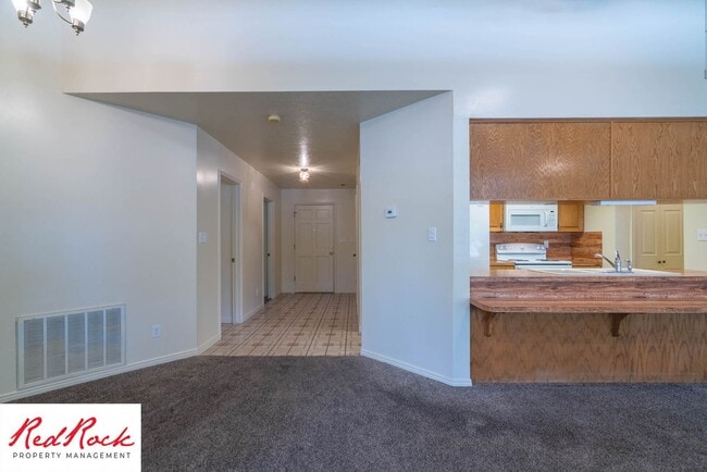 Building Photo - 3 Bedroom End Unit Home in Downtown St. George