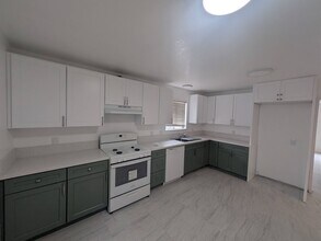 Building Photo - B- 6-Unit  9532-9536 1/2 Cedar Street.