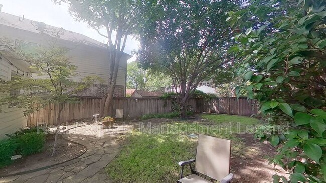 Building Photo - 5739 Kenwood Ave