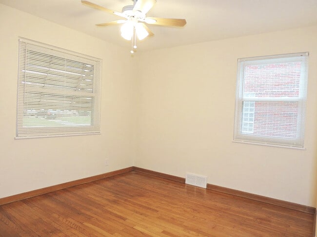 Building Photo - 4 Bedroom - 2 Full Bath Bungalow for Rent!