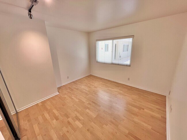 Building Photo - Modern 2 bedroom Gem Near Bixby Park | Private Balcony & Secured Parking