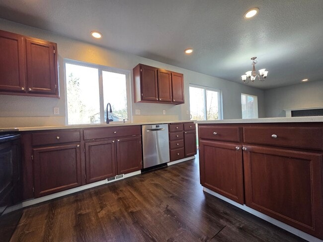 Building Photo - Beautiful Home in Spanaway!