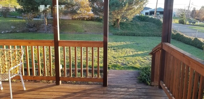 Building Photo - 3 bedroom, 2 bathroom home in well established neighborhood.