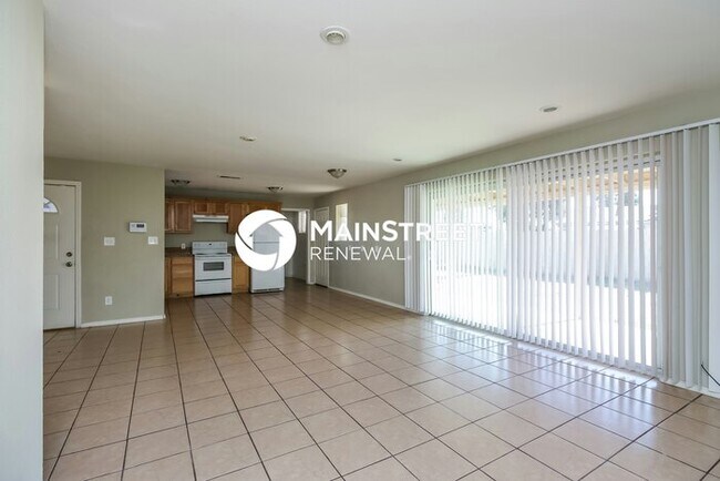 Building Photo - 4 Bedroom Pet-Friendly Home in Phoenix, AZ with Main Street Renewal
