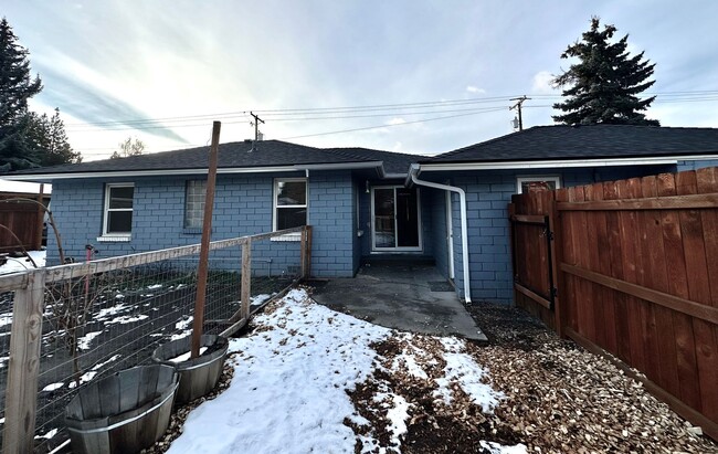 Building Photo - Centrally Located 3BR - 1BA Pilot Butte Home