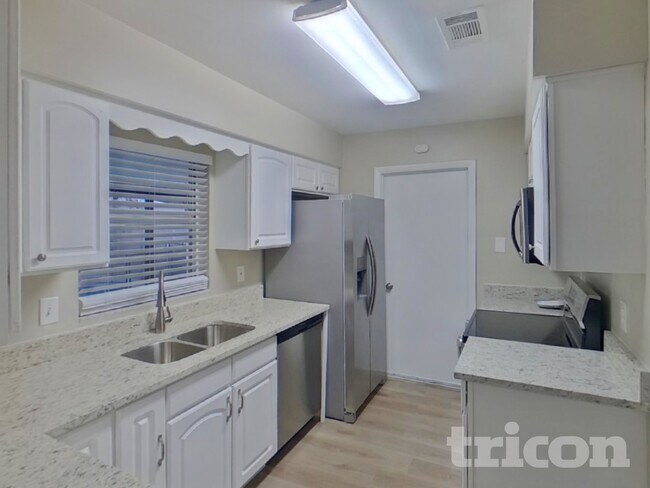 Building Photo - 2218 Village Ct