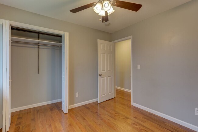 Building Photo - 5 bed 3 bath - Gorgeous Large Family Home ...