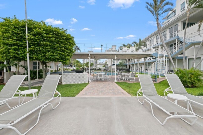 Building Photo - 741 Bayshore Dr