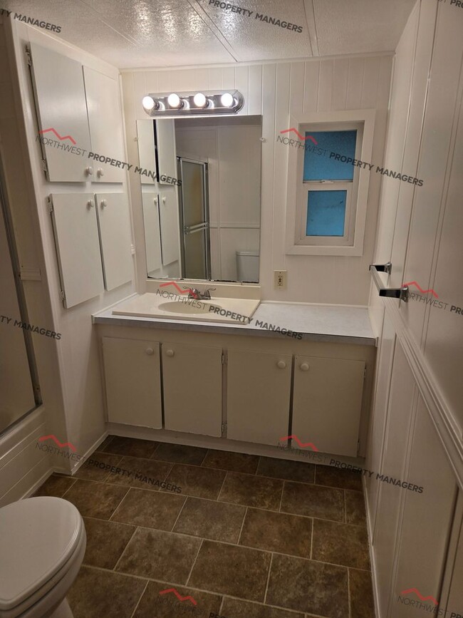 Building Photo - STATUS: AVAILABLE | R255F | $1850