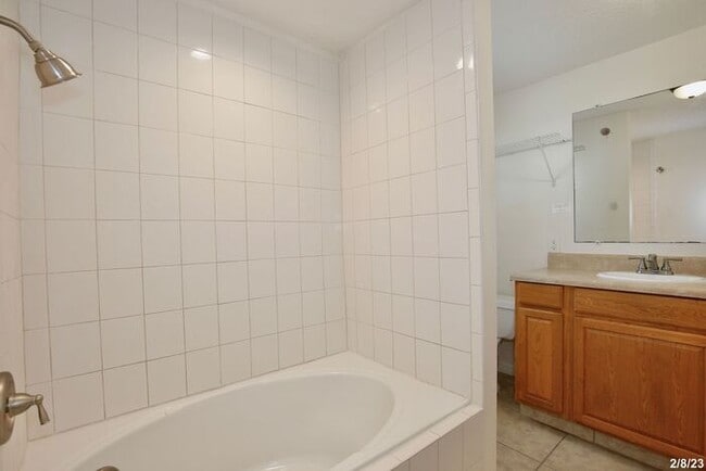 Building Photo - Cozy 2/1 Spacious Duplex Near East Lake To...