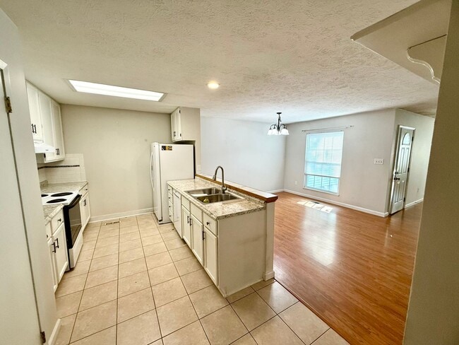 Building Photo - 2 BEDRM CONDO AVAILABLE NOW! MONTHLY RENT ...
