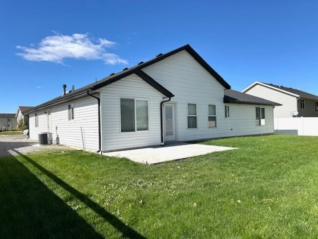 Building Photo - 1095 S 150 W