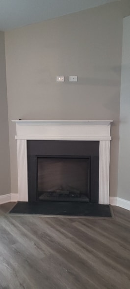 Building Photo - 160 River Glen Dr