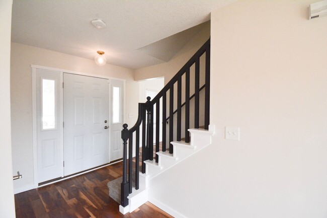 Building Photo - Luxury Lakeside Living – 3 Bed, 2.5 Bath H...