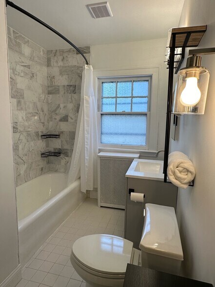 Building Photo - 2433 Woodmere Dr