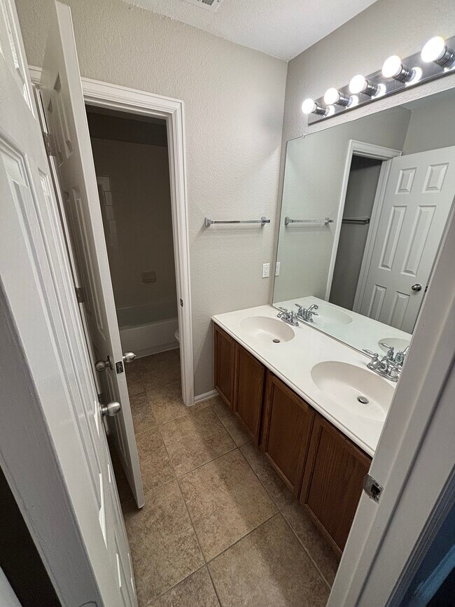 Building Photo - 2756 Thorncreek Ln