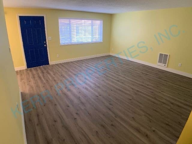 Building Photo - Charming 2-Bed Duplex in Portland's Heart – Cozy 855 Sq Ft!