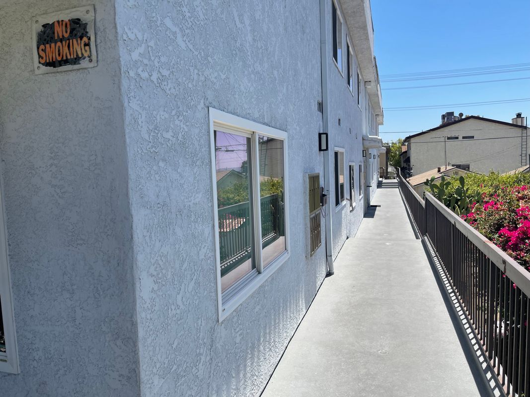 Building Photo - 434 E Tujunga Ave