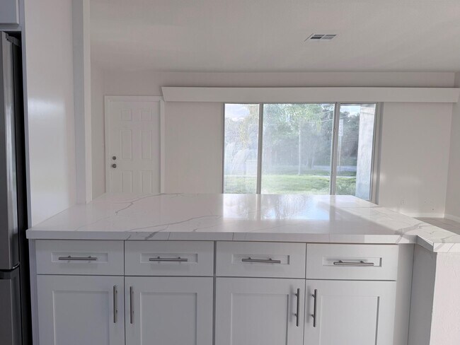 Building Photo - 231 NE 16th Ave