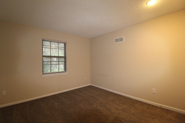 Building Photo - Updated 3 Bedroom 2 Bath Duplex in Olathe