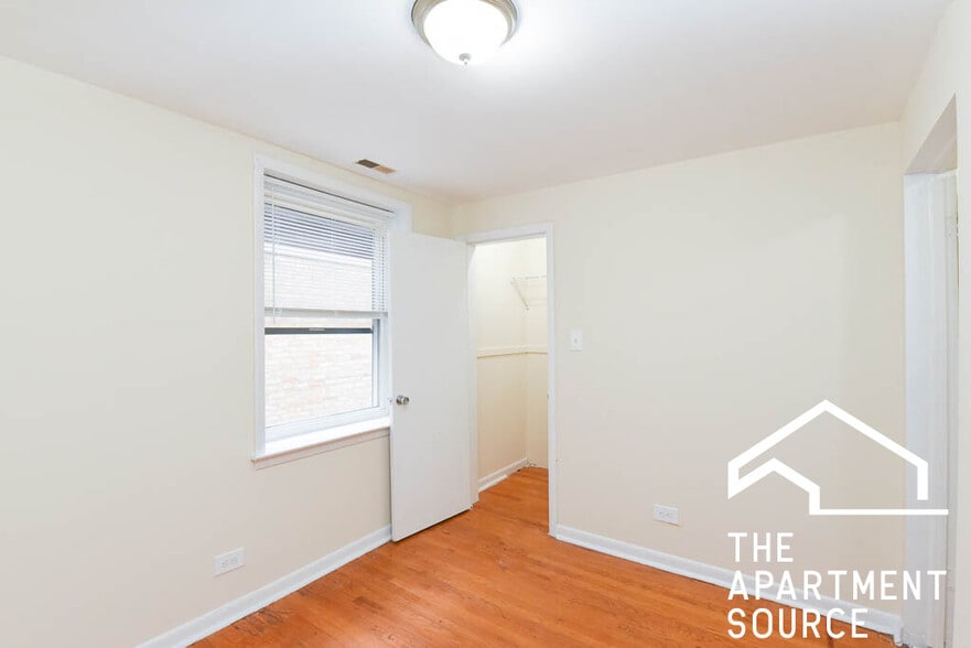 Building Photo - 4811 W Warwick Ave