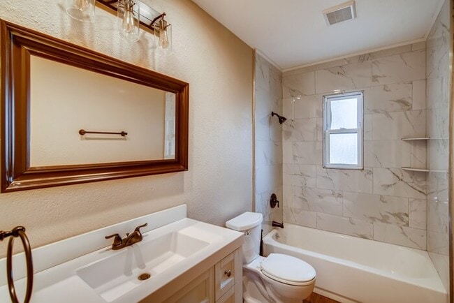 Building Photo - 1054 N Revere St