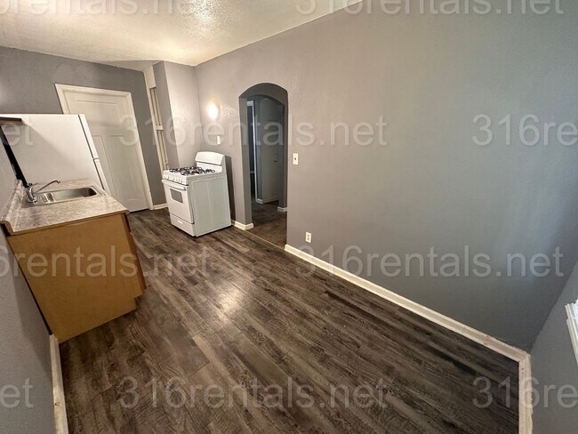 Building Photo - $525 - 1 bed 1 bath - Duplex