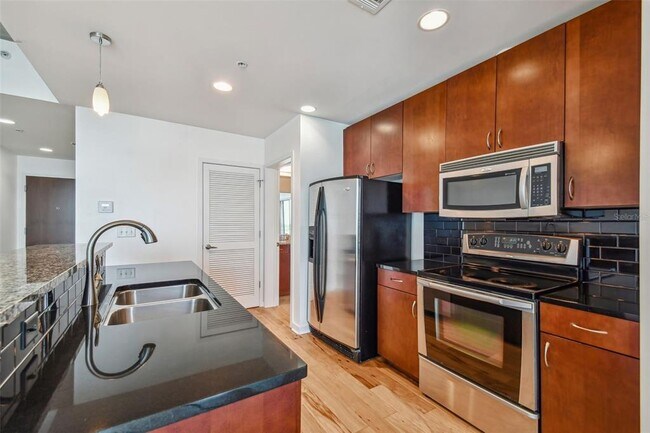 Building Photo - 777 N Ashley Dr