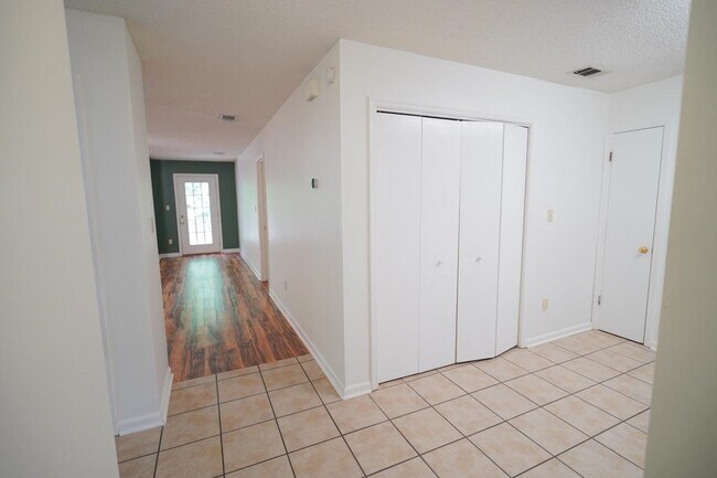 Building Photo - 828 Ashlyn Forest Dr