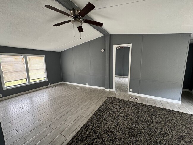 Building Photo - Large Fenced Yard In A Quiet Neighborhood